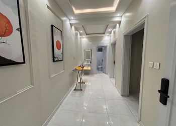 شقة بغرفتين نوم ومطبخ