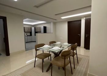 شقة بدخول ذاتي وصالة هادئة 