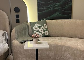 استديو بأثاث مريح وبسيط 