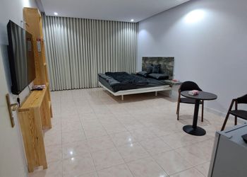 استديو بأثاث مريح وبسيط 