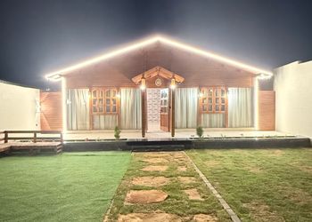 شاليه بمسطح اخضر وجلسة خارجية