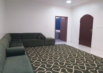 استراحة بمجلس واسع وفناء خارجي