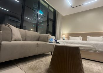 استديو بأثاث مريح وبسيط 