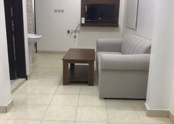 شقة بصالة مريحة وغرفتين نوم 
