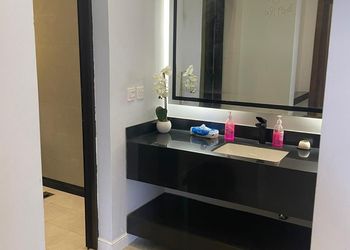 شاليه بجلسة تطل على مسبح خارجي 