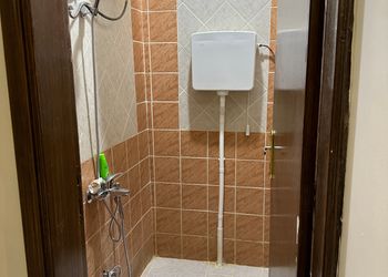 شقة بصالة أنيقة ودخول ذاتي
