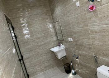 شقة بصالة أنيقة ودخول ذاتي