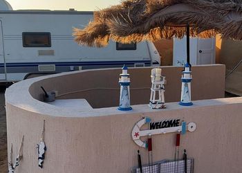 كرفان بإطلالة بحرية وجلسات