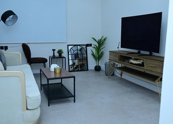 استديو بأثاث مريح وبسيط 