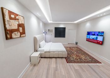 شقه بثلاث غرف نوم وجلسة خارجية