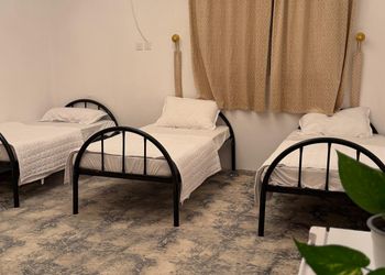 استديو بأثاث مريح وبسيط 
