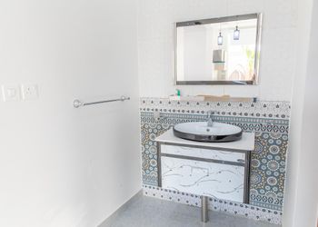 شاليه بمسطح اخضر وجلسة خارجية 
