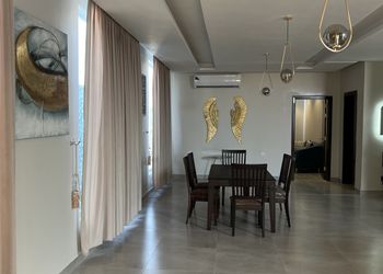 شاليه بصالة مطلة على المسبح 
