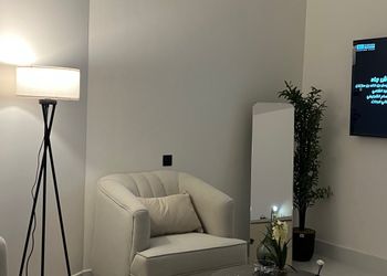 استديو بأثاث مريح وبسيط 