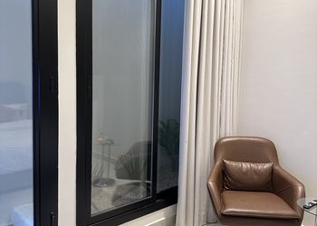 استديو بدخول ذاتي وجلسة خارجية 