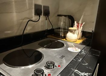 استديو بأثاث مريح وبسيط