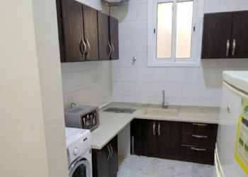 شقة بغرفة معيشة وغرفتين نوم 