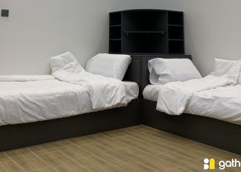 شاليه بمسطح اخضر ومسبح