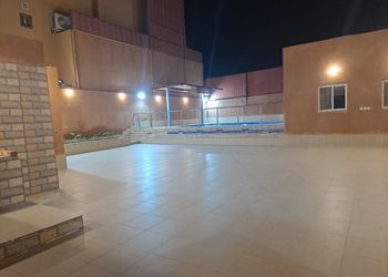 استراحة بمسبح خارجي بحاجز