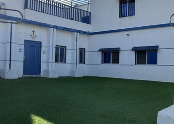 شاليه بجلسة خارجية وألعاب أطفال