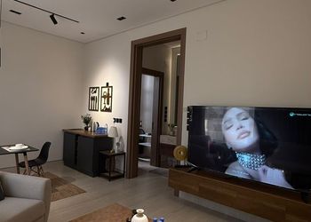 شقة بصالة أنيقة وتصميم هادئ 