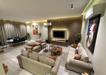 شاليه مودرن بجلسة خارجية وبلكونة