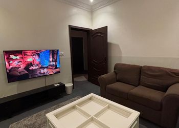شقة بغرفة معيشة وغرفتين نوم 