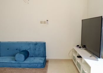 استراحة بألعاب أطفال ومسطح اخضر 