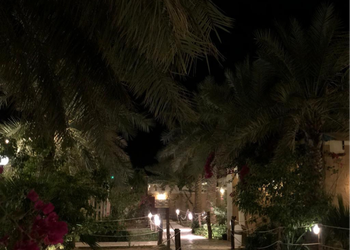 مزرعة بطابع تراثي ومسطحات خضراء