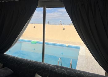 استراحة بمسطح اخضر وجلسه خارجيه