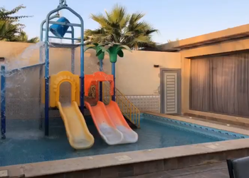 شاليه بمسبح العاب مائية وجلسة 