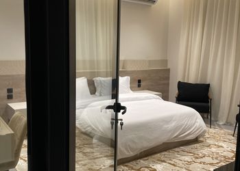 استديو بسرير ماستر وأثاث مريح 
