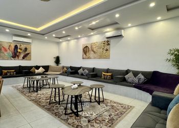 شاليه بجلسة خارجيه وركن شواء