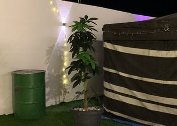 شاليه بجلسة خارجية مطلة على مسبح