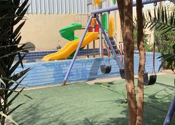 شاليه بجلسة خارجية وألعاب أطفال