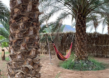 استراحه بمسطحات خضراء وغرف نوم