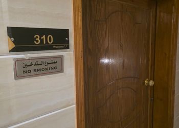 شقة بغرفتين نوم وأثاث مريح