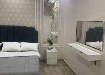 شاليه بجلسة خارجية ومسطح اخضر