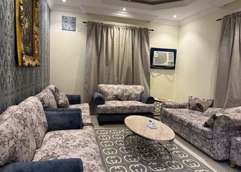 شقة بصالة جلوس وغرفة نوم مريحة