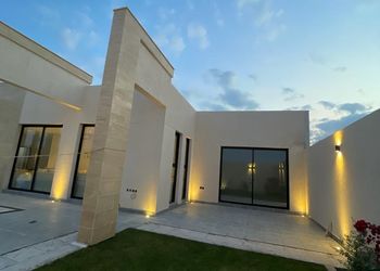 شاليه بمجالس انيقة ومسبح خارجي