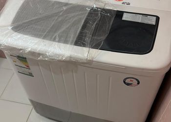 شقة بثلاثة غرف نوم ومجلس