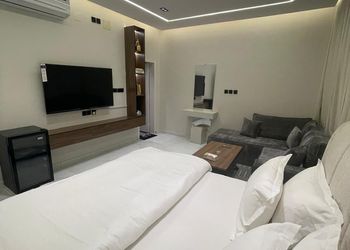 استديو بسرير ماستر وجلسة جانبية