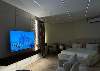 استديو بأثاث مريح وبسيط 