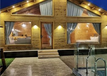 شالية بمجلس مطل على الفناء الخارجي 