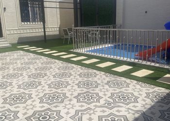 شاليه بجلسة تطل على مسبح خارجي 