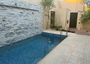 شاليه بمجلس مطل على مسبح  