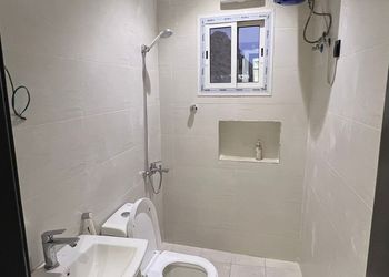 استراحة بمجلس واسع وفناء خارجي