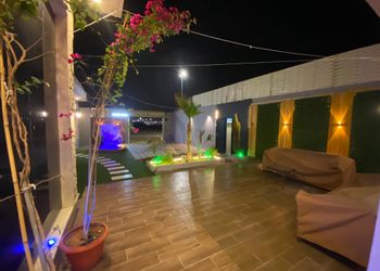 شاليه بمسطح اخضر ومسبح 