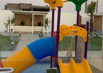 شاليه بمسبح خارجي وألعاب مائية