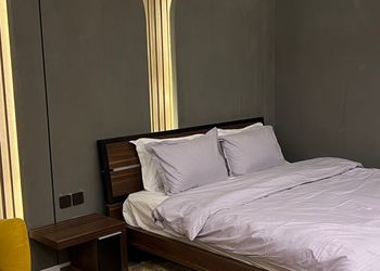 شقة بأثاث مريح وبسيط 